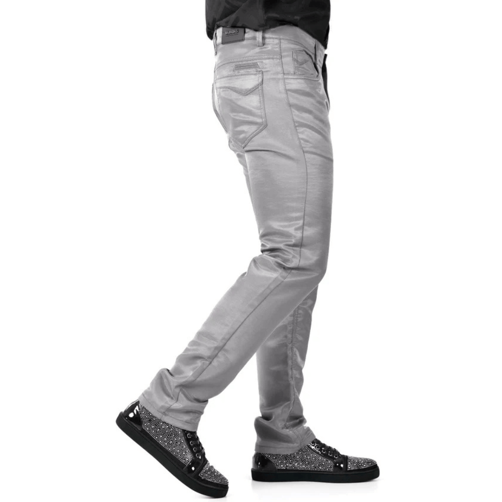 Vista lateral del pantalón mostrando el corte estilizado al caminar.