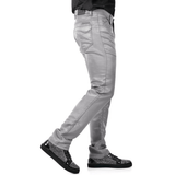 Vista lateral del pantalón mostrando el corte estilizado al caminar.