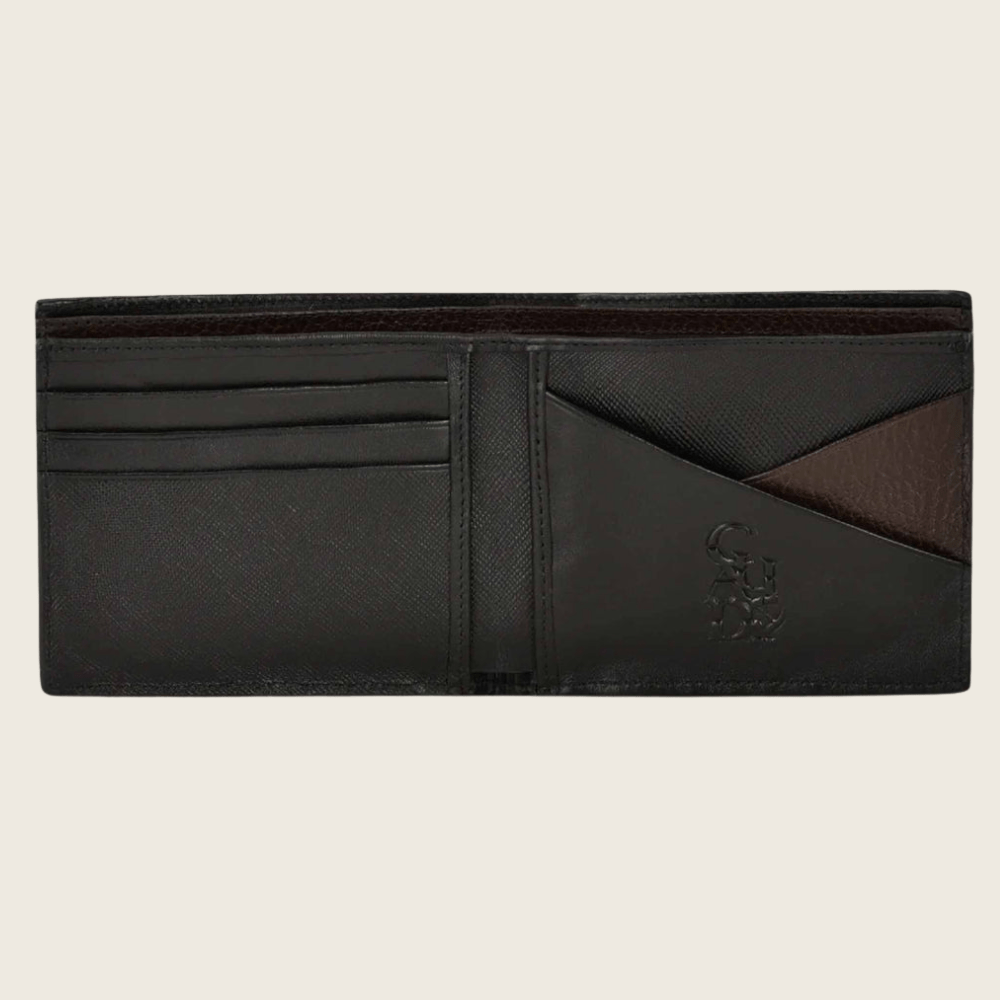 Interior de la cartera con múltiples ranuras y grabado del logotipo Cuadra.
