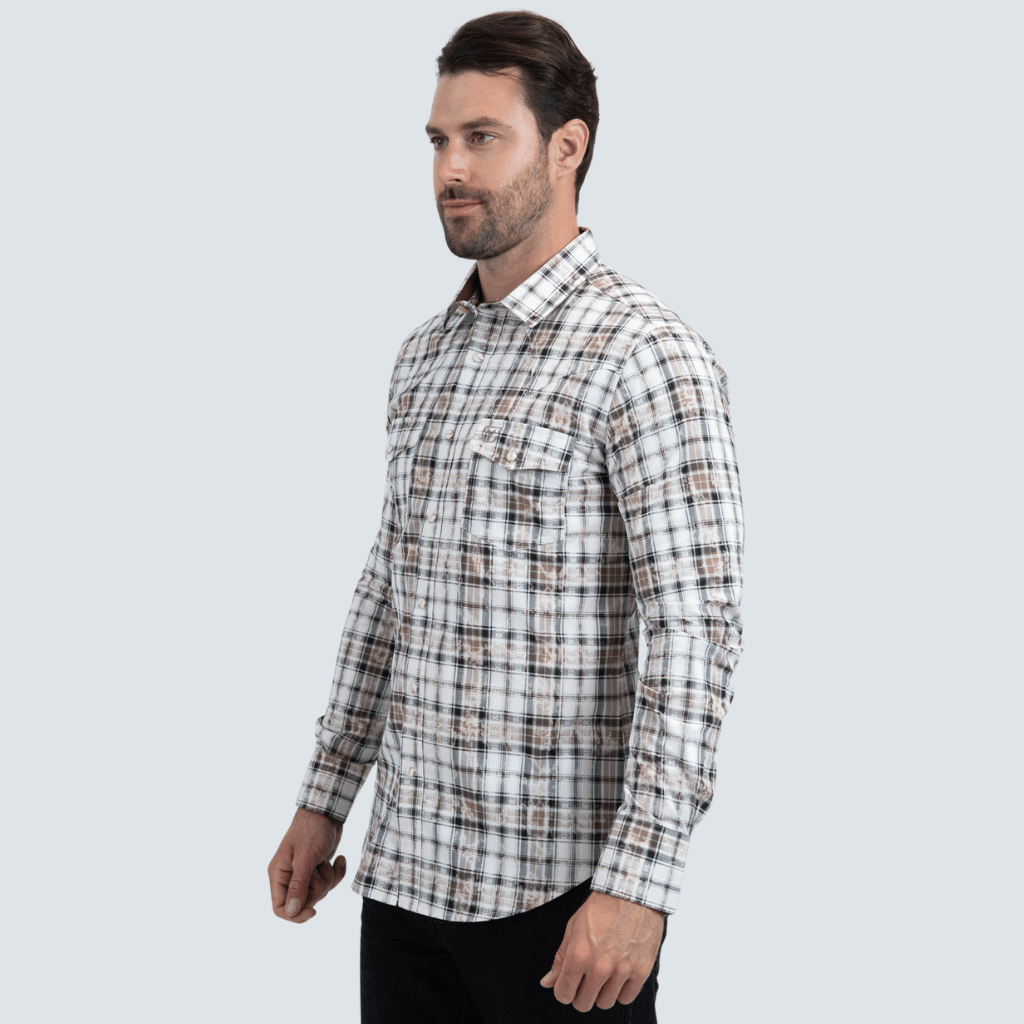 Vista lateral del modelo usando la camisa.