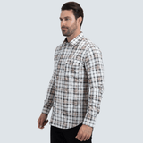 Vista lateral del modelo usando la camisa.