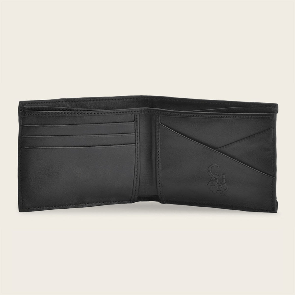 Interior con espacios organizados para tarjetas y compartimentos para billetes.