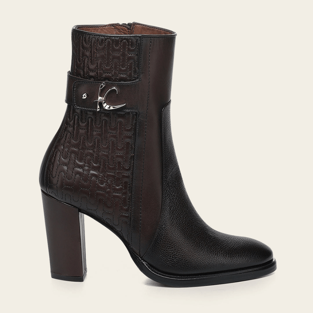 Vista lateral completa del botín con el logotipo y su estructura estilizada.