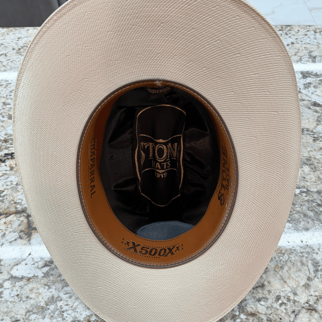 Vista mostrando el ala amplia, tejido fino y banda interior marcada 500X.