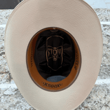 Vista mostrando el ala amplia, tejido fino y banda interior marcada 500X.