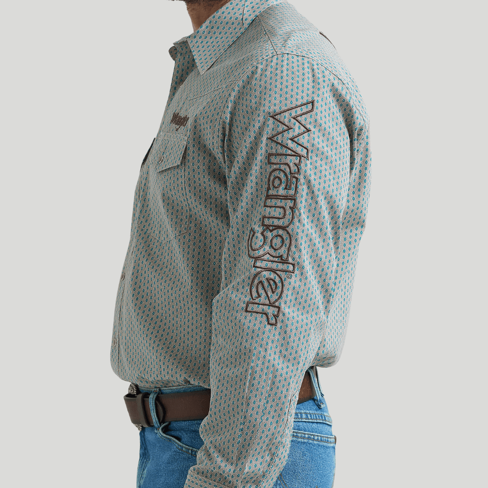 Detalle lateral del brazo con el logo Wrangler bordado en la manga.