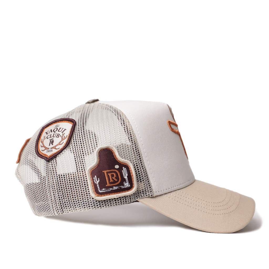 Vista lateral izquierda con parches bordados.