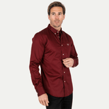 Vista en ángulo que muestra el ajuste slim y el cuello abotonado.