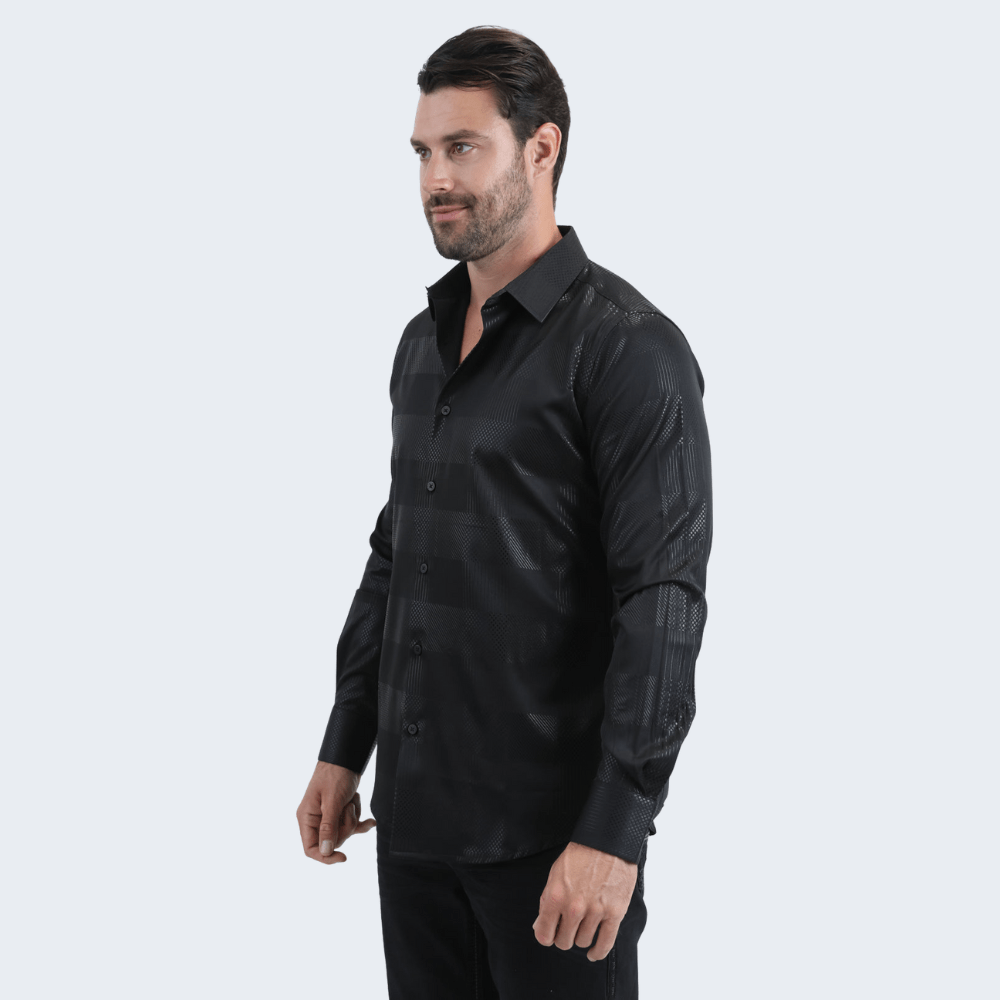 Modelo resaltando la estructura de la camisa, con cuello clásico.