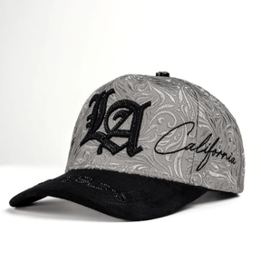 Perfil mostrando bordado frontal y firma lateral.