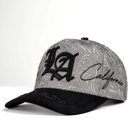 Perfil mostrando bordado frontal y firma lateral.