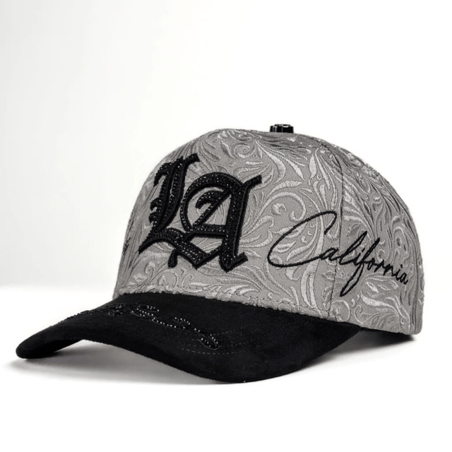 Perfil mostrando bordado frontal y firma lateral.