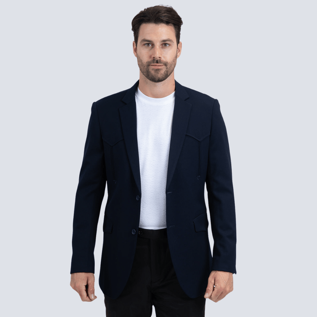 Hombre vistiendo el saco Platini azul marino con playera blanca.