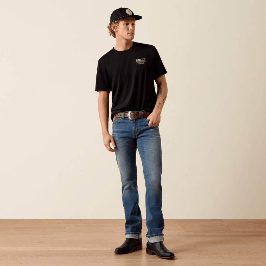 Vista completa frontal con ajuste moderno y playera negra.