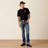 Vista completa frontal con ajuste moderno y playera negra.
