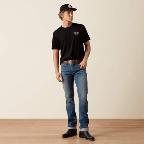 Vista completa frontal con ajuste moderno y playera negra.