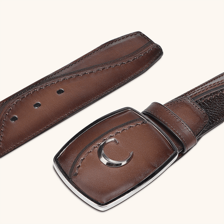 Vista en ángulo destacando la textura de la piel y el diseño de la hebilla.