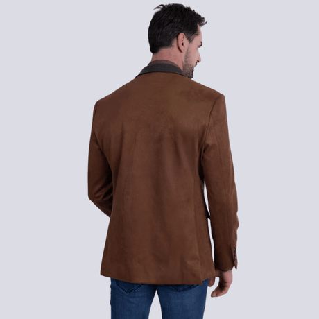 Vista trasera del blazer mostrando la estructura y el corte limpio.