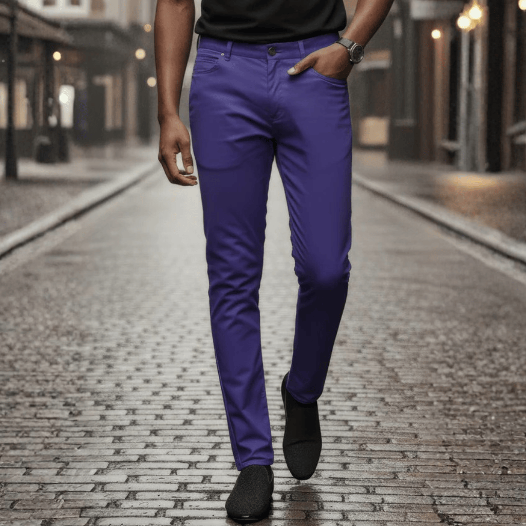 Acercamiento al pantalón destacando el corte recto y el tono vibrante.