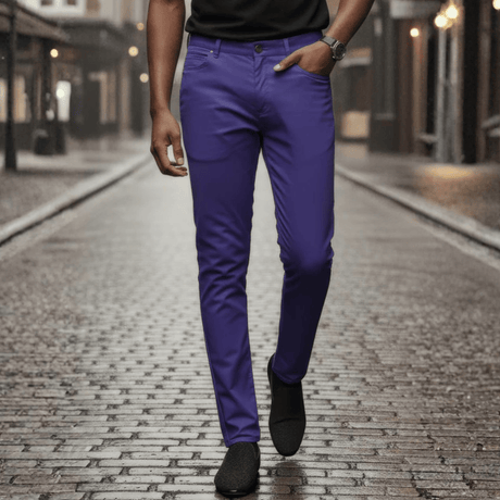 Acercamiento al pantalón destacando el corte recto y el tono vibrante.