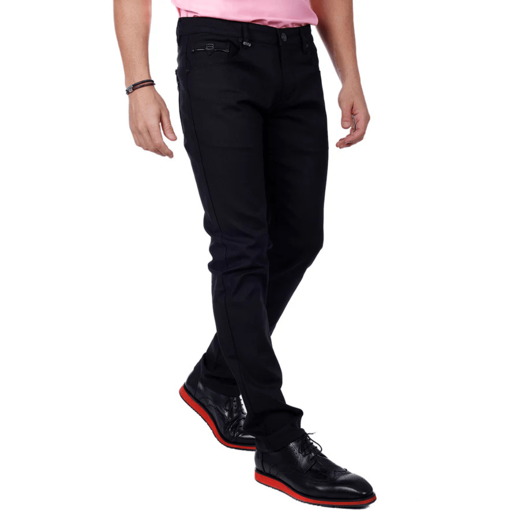 Vista angular resaltando detalles en el bolsillo.