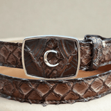 Close-up de la hebilla plateada y el detalle de la piel.