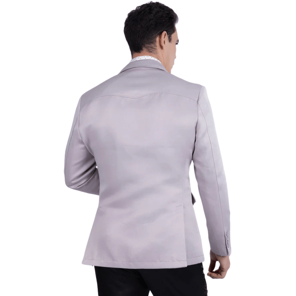 Vista trasera del mismo blazer claro en modelo masculino.
