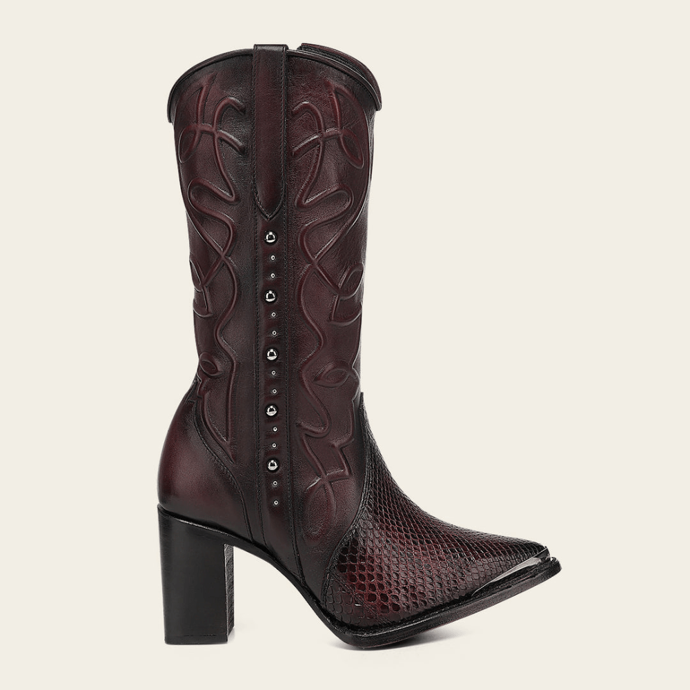 Vista lateral destacando el tacón robusto y los detalles en el costado.