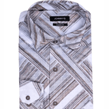 Camisa doblada con detalle del patrón lineal y botones contrastantes.