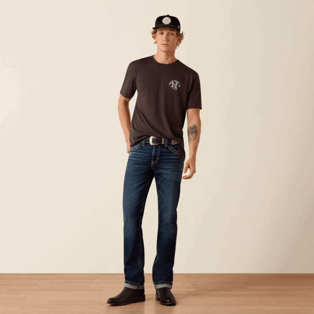 Vista completa frontal con playera café y ajuste slim.
