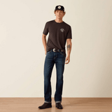 Vista completa frontal con playera café y ajuste slim.