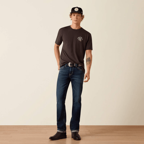 Vista completa frontal con playera café y ajuste slim.