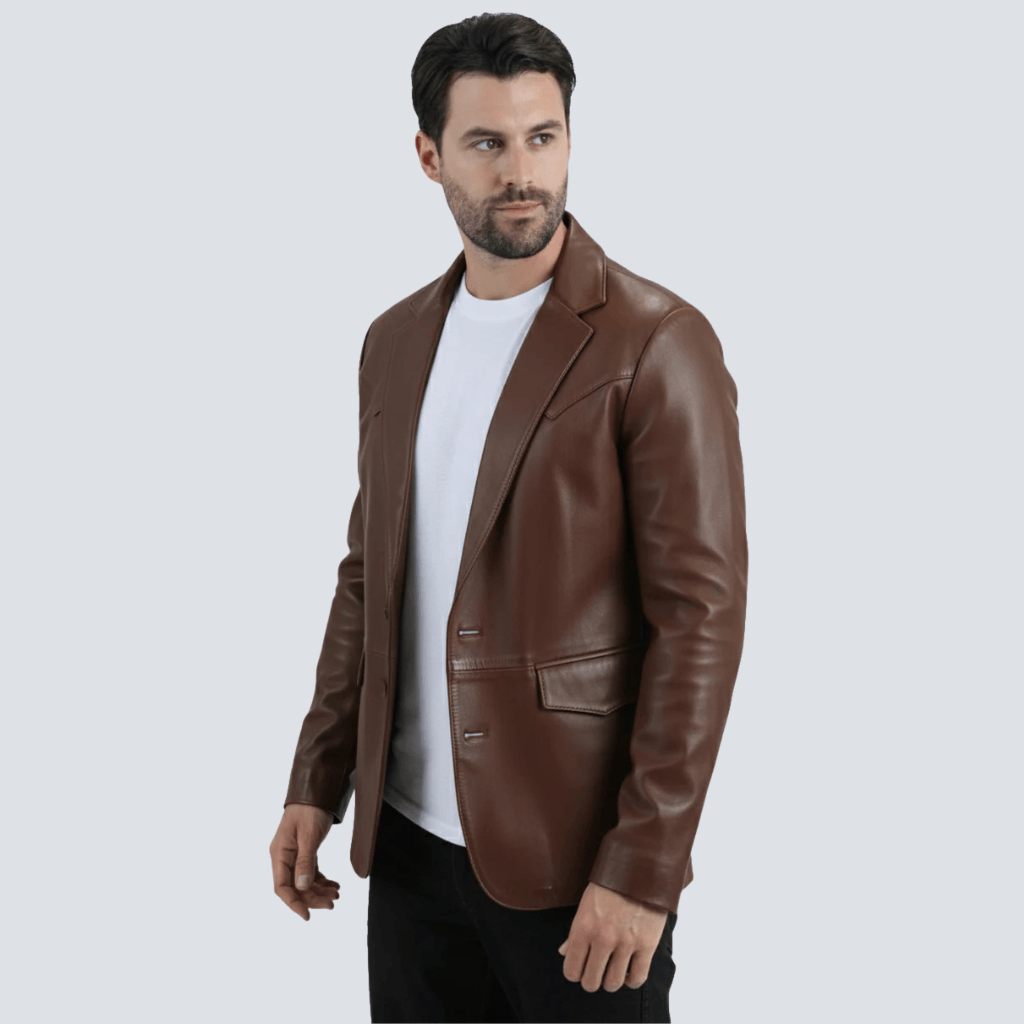 Vista lateral del blazer, mostrando el corte limpio y las solapas.