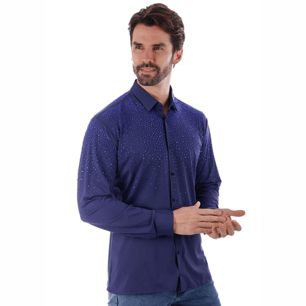 Vista angular de la camisa azul marino con detalles brillantes.