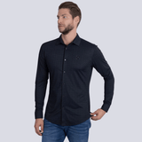 Vista en ángulo lateral que resalta el corte moderno y estilizado.