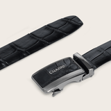 Vista lateral que resalta el brillo de la piel exótica y la elegancia del herraje.