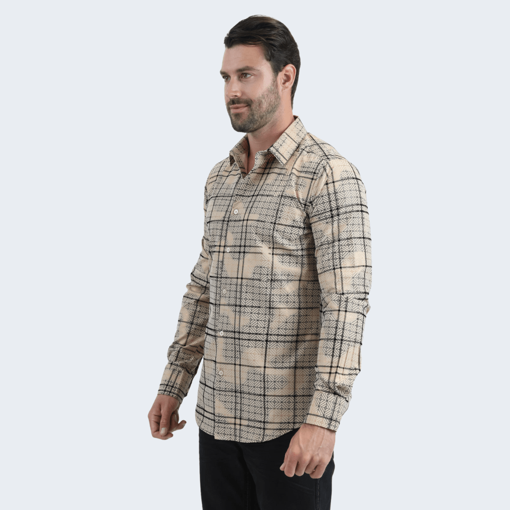 Vista en ángulo que resalta el ajuste al cuerpo y el estilo elegante del diseño.