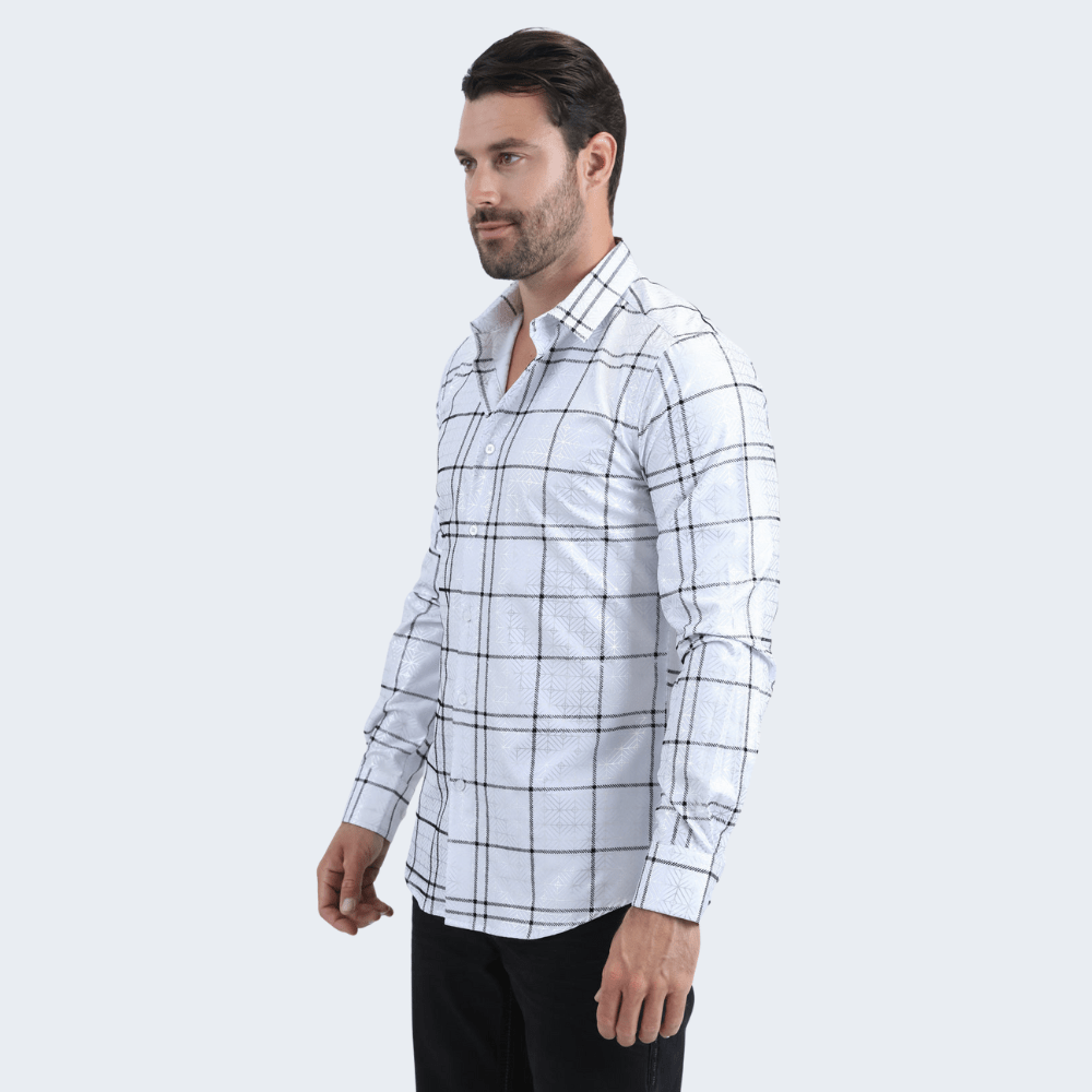 Vista en perfil del modelo que resalta la silueta ajustada y el estilo.