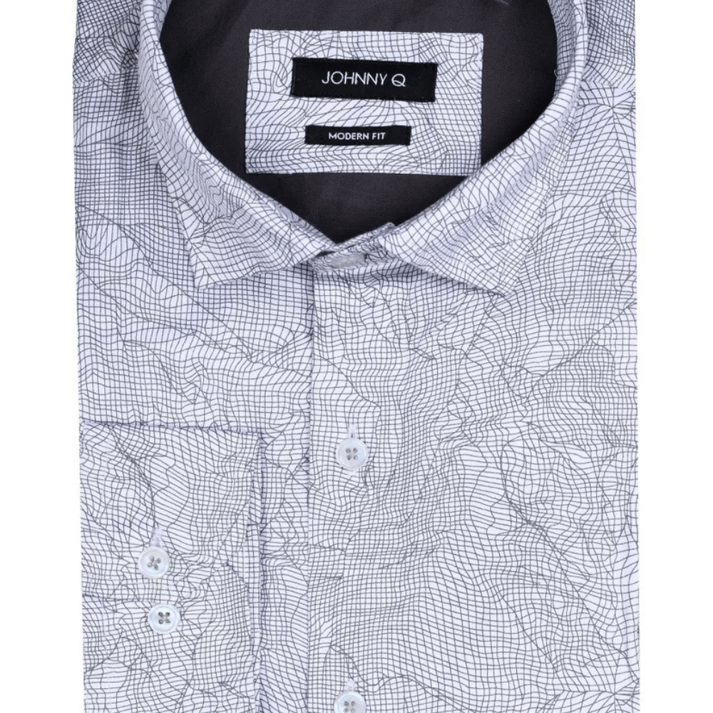 Primer plano del cuello y textura del estampado con relieve fino.