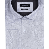Primer plano del cuello y textura del estampado con relieve fino.