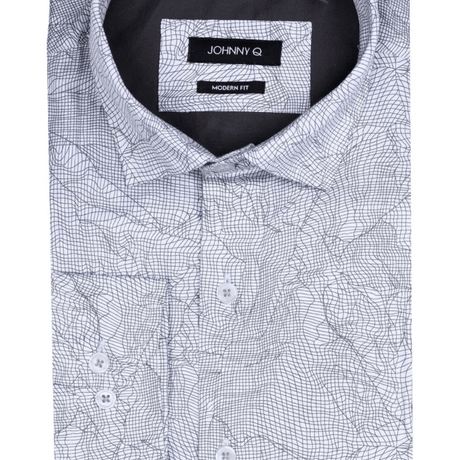 Primer plano del cuello y textura del estampado con relieve fino.