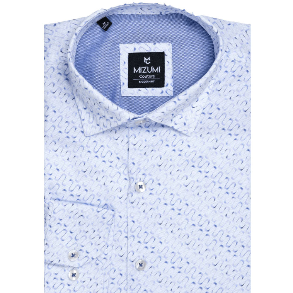 Camisa doblada con detalle del estampado ondulado.