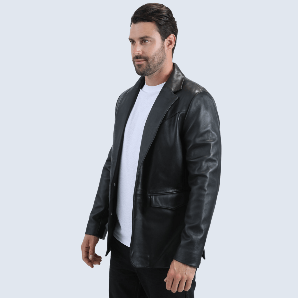 Vista lateral del blazer, mostrando el corte limpio y las solapas.