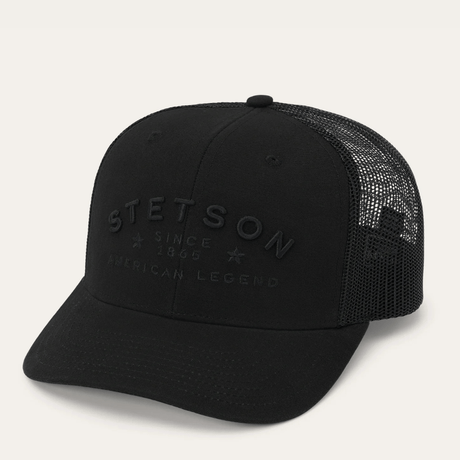 Gorra negra con bordado frontal discreto y malla trasera.