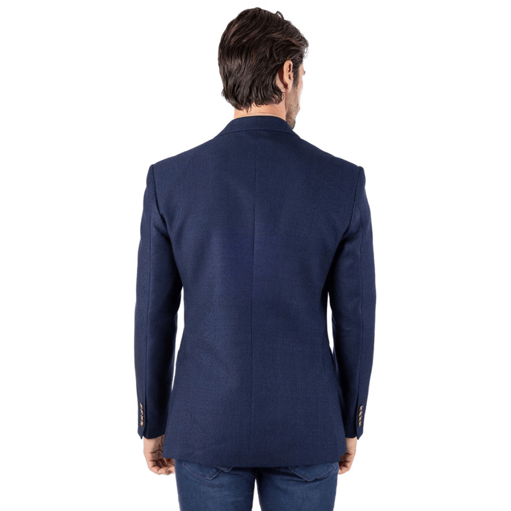 Vista trasera del blazer, resaltando la caída y el largo regular.