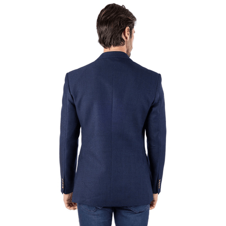 Vista trasera del blazer, resaltando la caída y el largo regular.