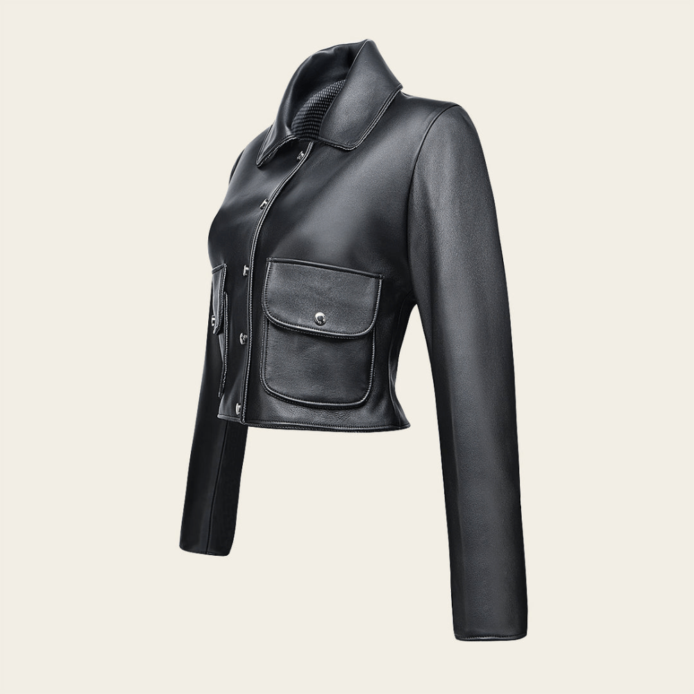 Vista lateral que resalta la silueta entallada y el brillo natural de la piel.