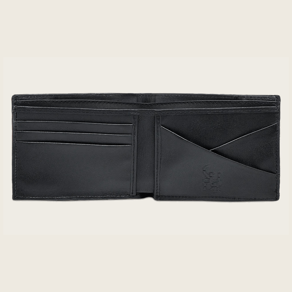 Interior de la cartera con varios compartimentos y grabado Cuadra.