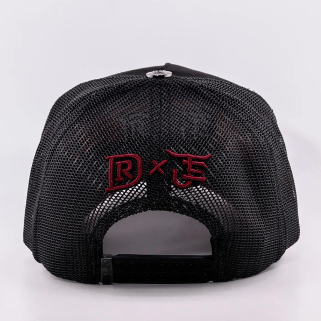 Parte trasera con bordado rojo y cierre snapback.