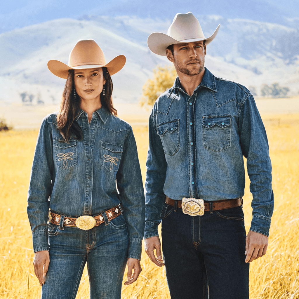 Hombre y mujer con sombreros vaqueros y outfits de mezclilla.